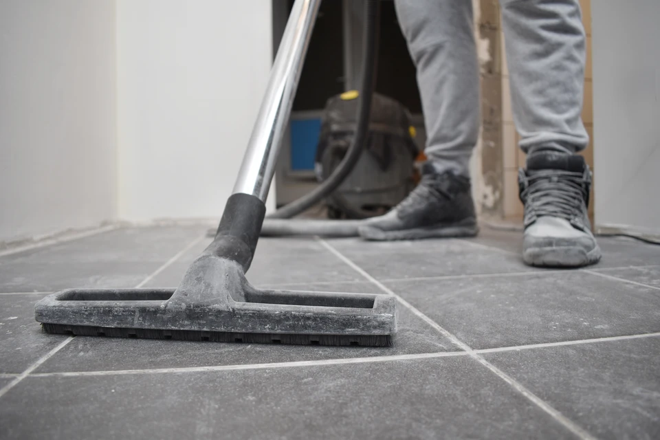 Équipe de nettoyage professionnel en action dans bureau moderne