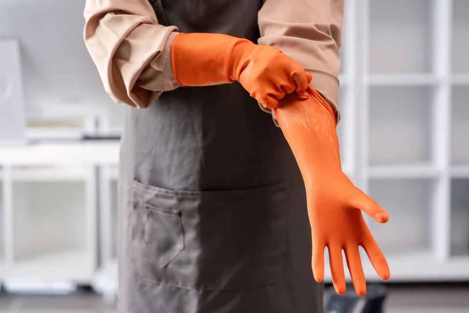 Scène intérieure d'un centre commercial avec chariot de nettoyage professionnel jaune positionné le long d'un mur